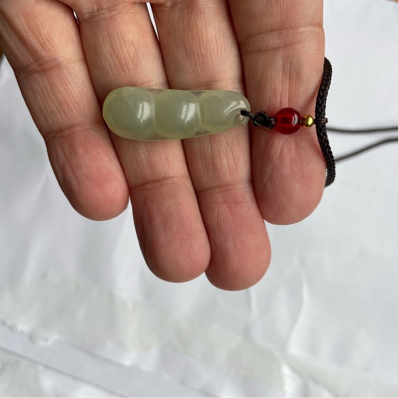 Elegant Jade Pendant Necklace - Picture 1 of 2